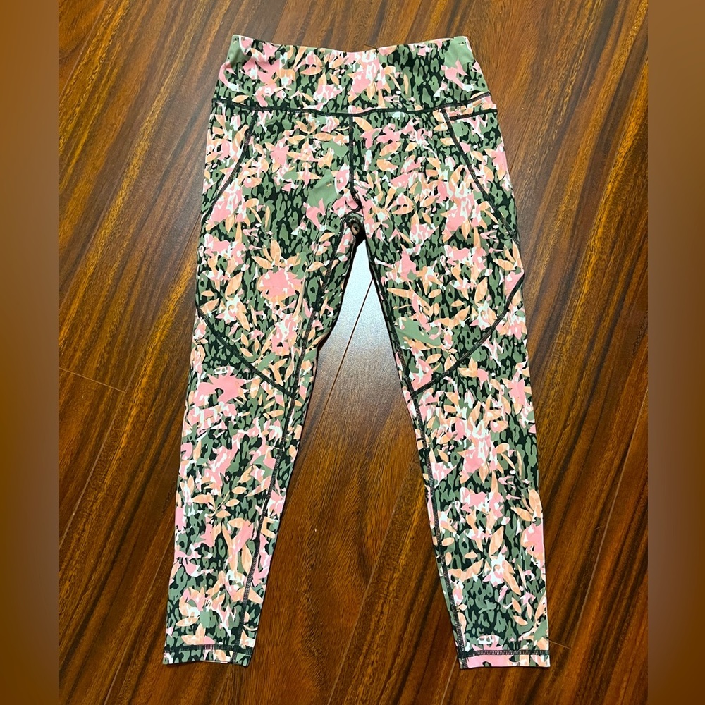Sweaty Betty women’s medium Power 7/8 leggings, tropical camo, pink peach green
